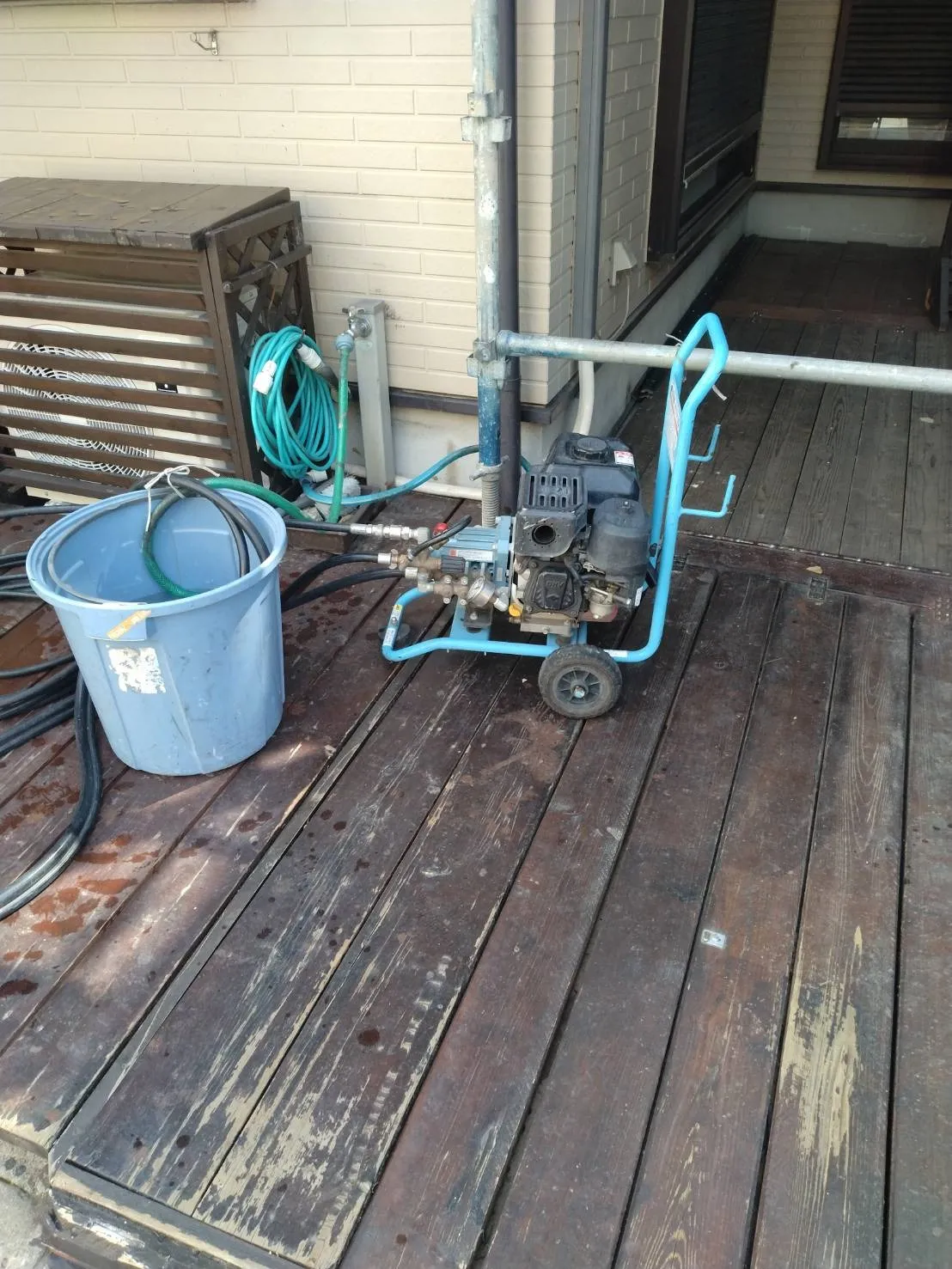 大阪府高槻市で外壁フル塗装､屋根塗装､シーリング工事､ベランダ簡易防水工事の高圧洗浄を施工しました。