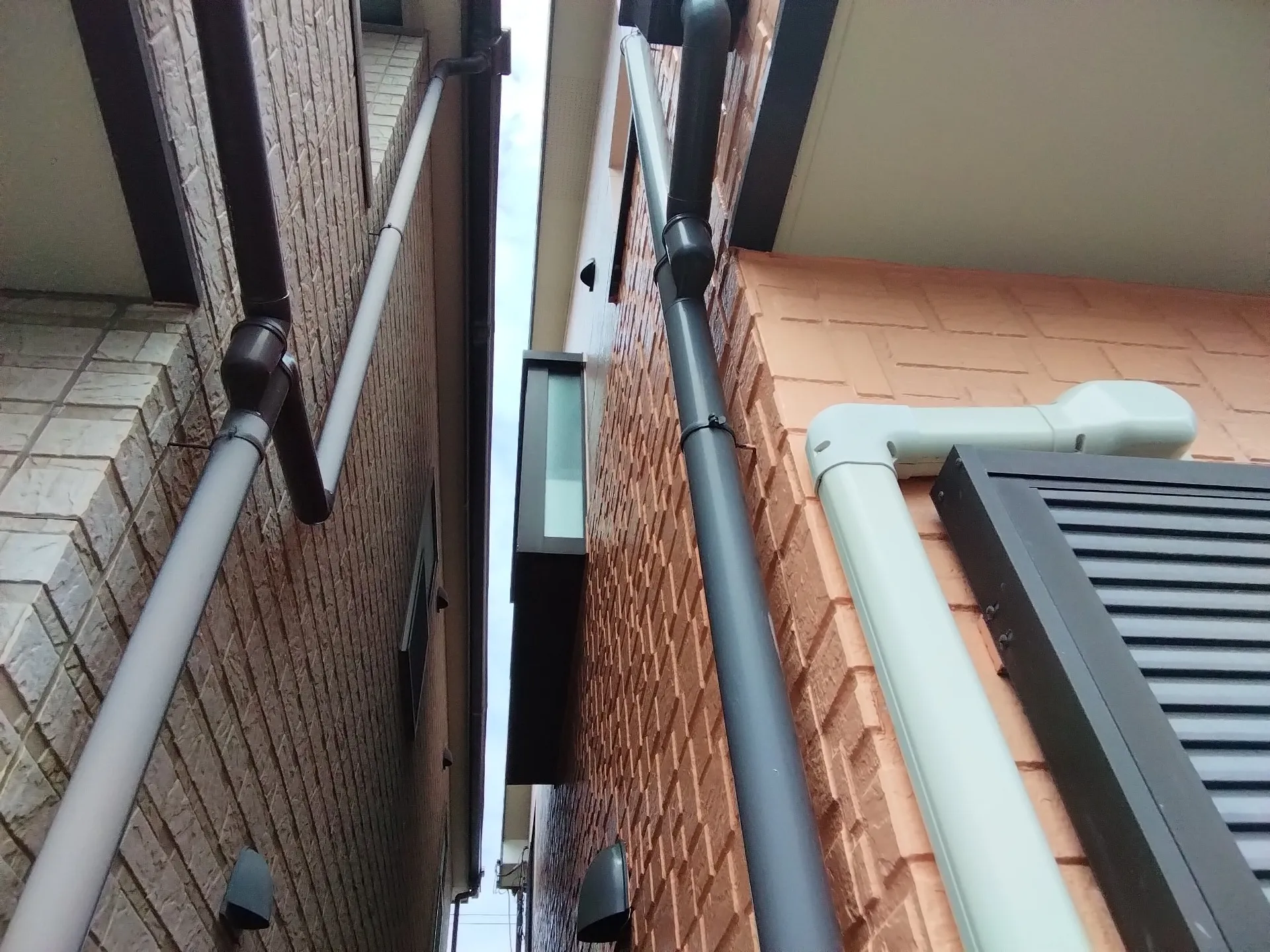 大阪府茨木市に外壁フル塗装､屋根塗装､シーリング工事､ベランダ簡易防水工事の現場調査に行きました。