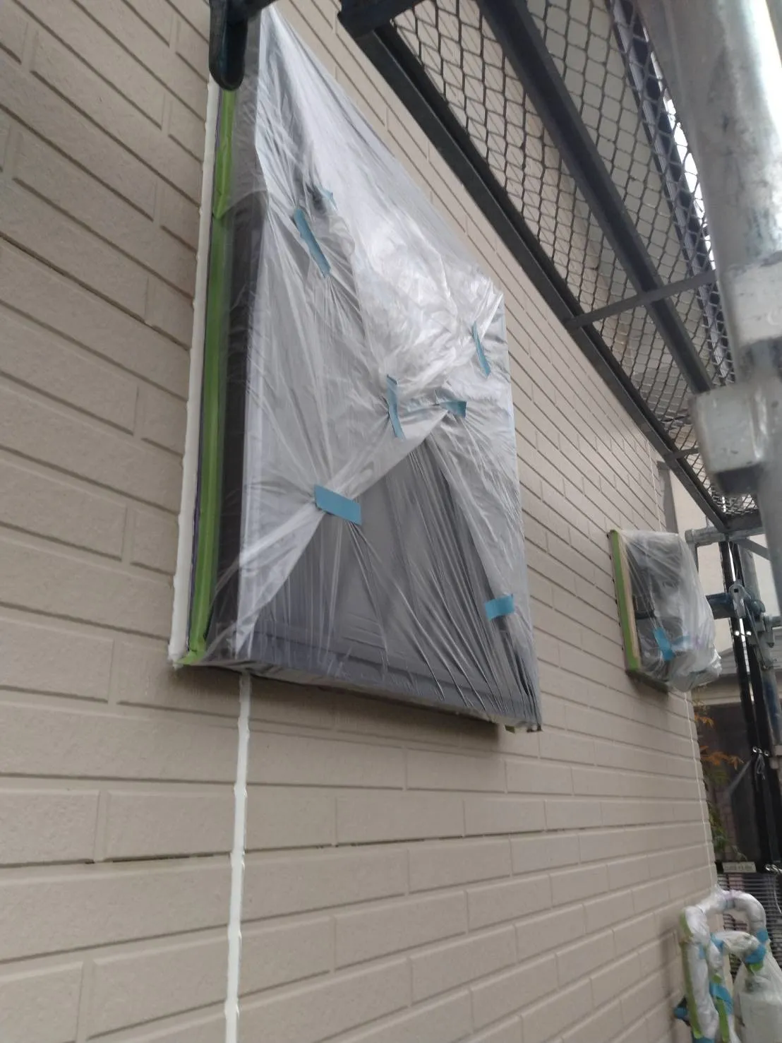 大阪府高槻市で外壁フル塗装､屋根塗装､シーリング工事､ベランダ簡易防水工事の養生を施工しました。
