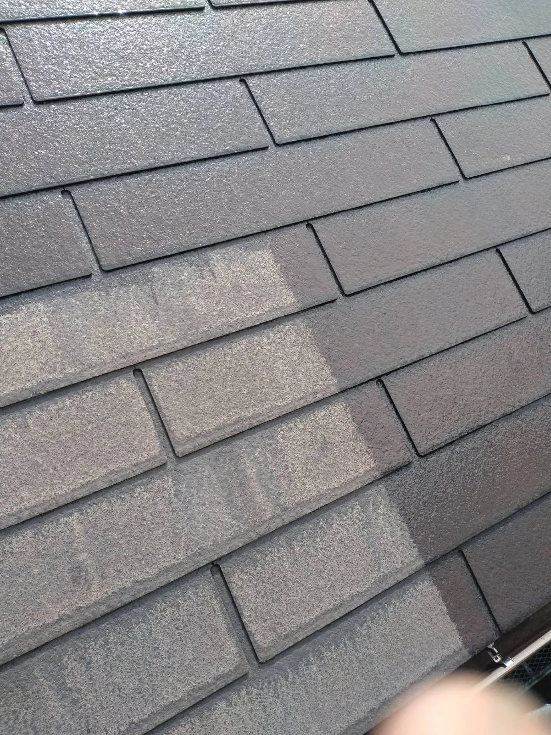 大阪府高槻市で外壁のダメコミ、屋根塗装の下塗り､タスペーサー、中塗を施工しました。