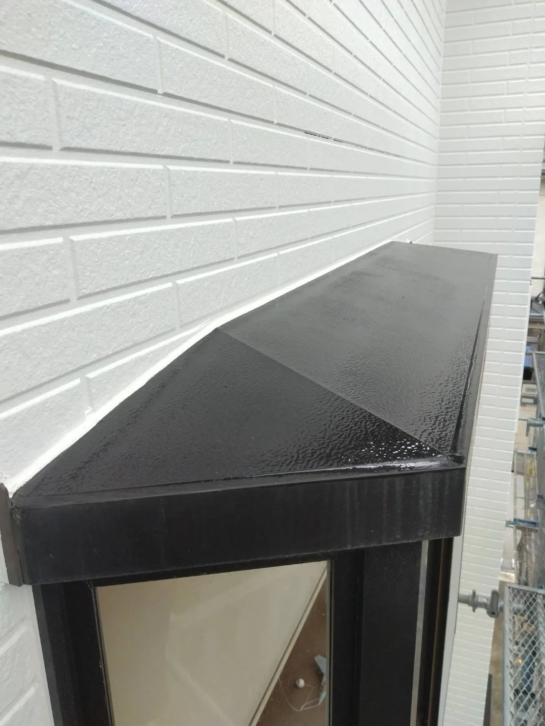 大阪府高槻市で外壁フル塗装､屋根塗装､シーリング工事､ベランダ簡易防水工事の仕上げました。