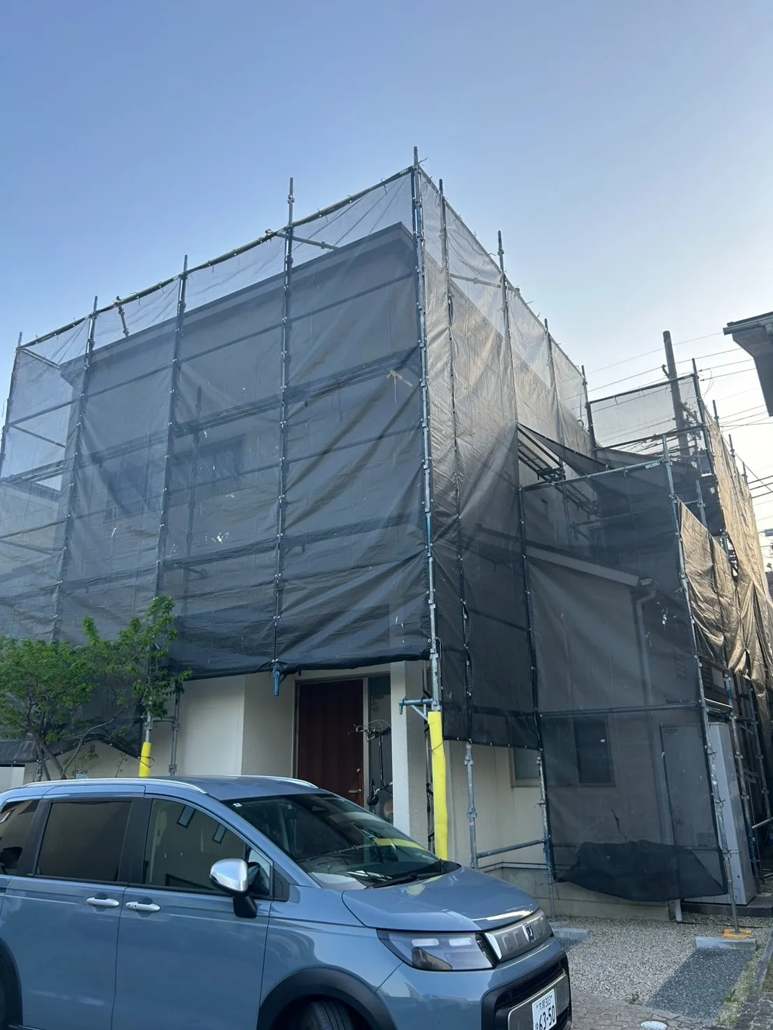 大阪府高槻市で外壁フル塗装､屋根塗装､シーリング工事､ベランダ簡易防水工事の足場着工しました。