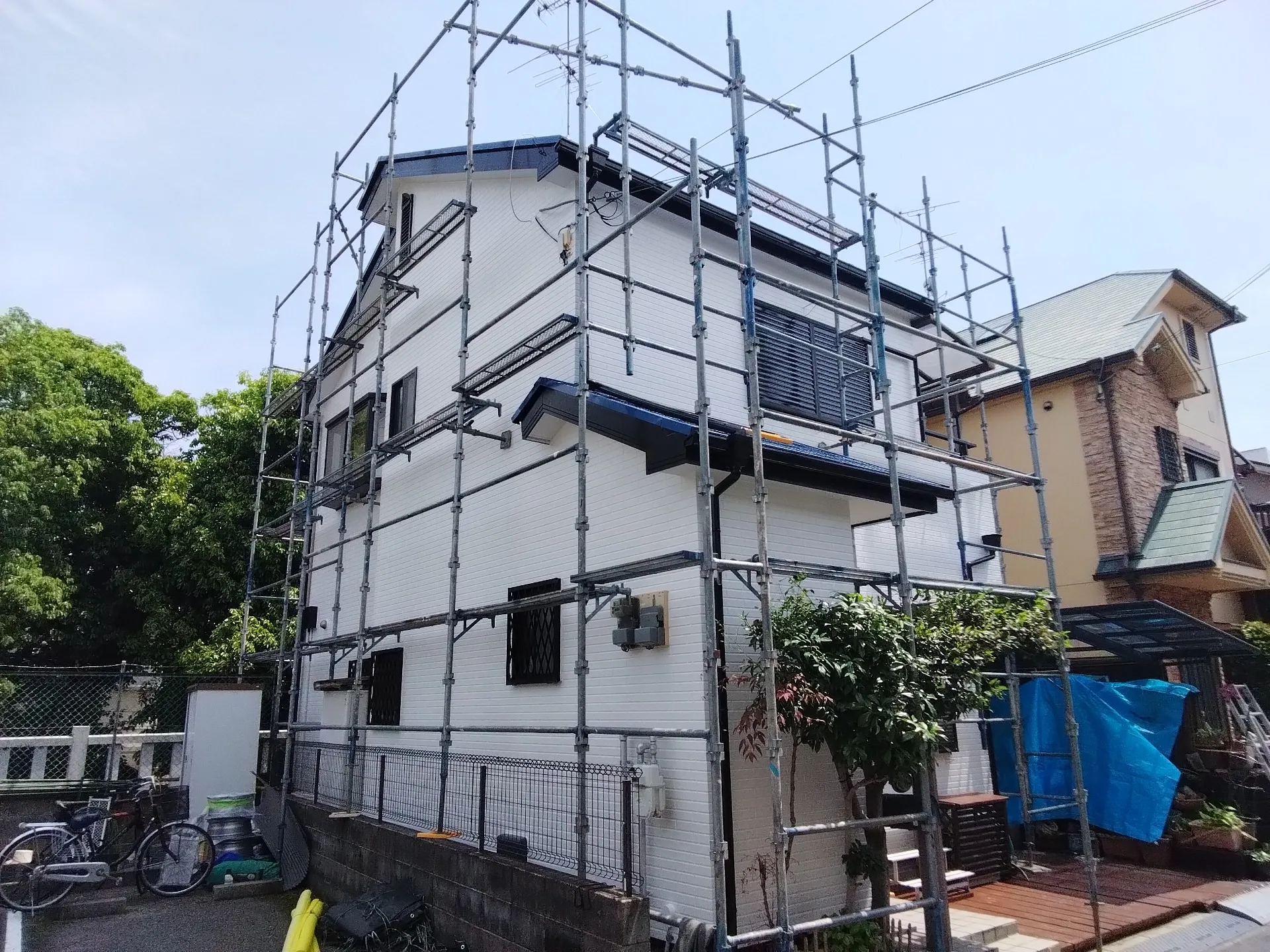 大阪府高槻市で外壁フル塗装､屋根塗装､シーリング工事､ベランダ簡易防水工事の足場解体しました。