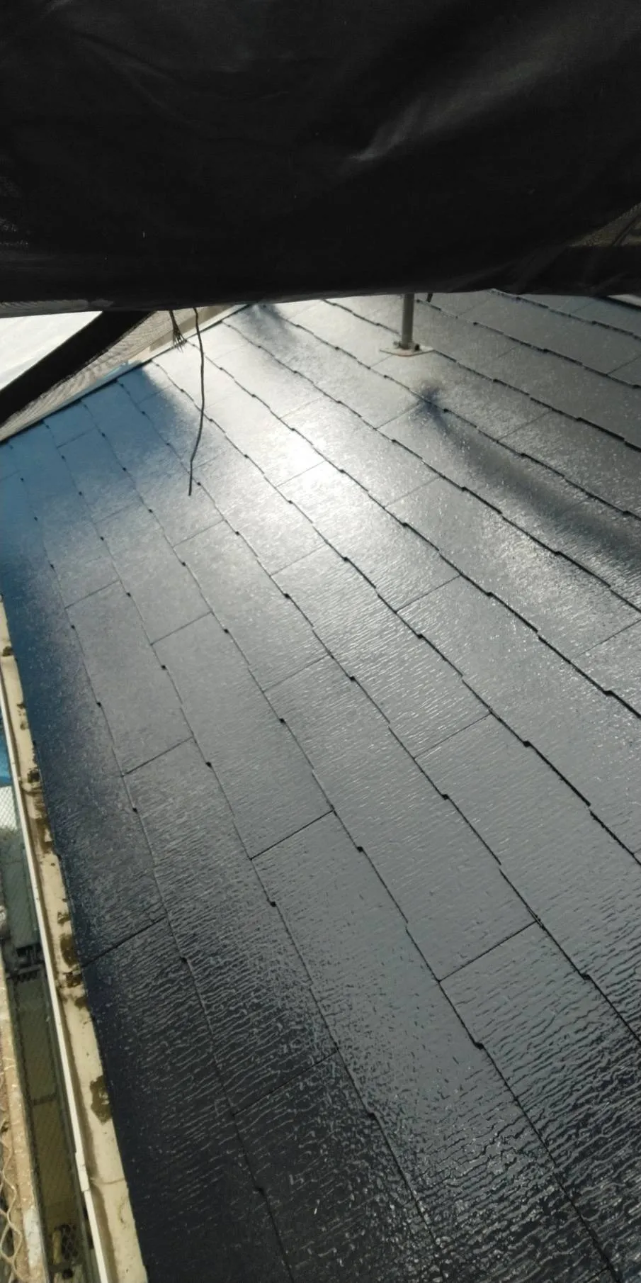 大阪府高槻市で外壁フル塗装､屋根塗装､シーリング工事､ベランダ簡易防水工事の屋根中塗、タスペーサーを施工しました。