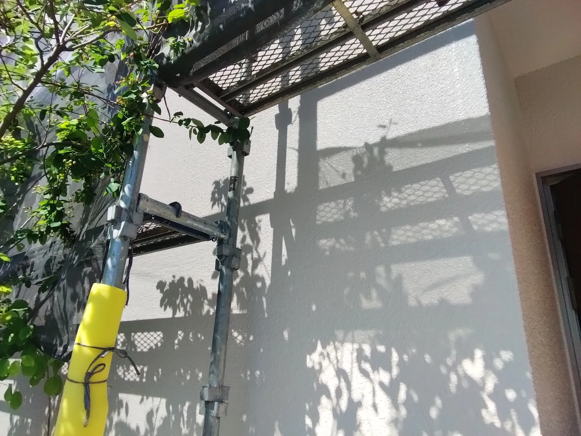 大阪府高槻市で外壁フル塗装､屋根塗装､シーリング工事､ベランダ簡易防水工事を仕上げました。