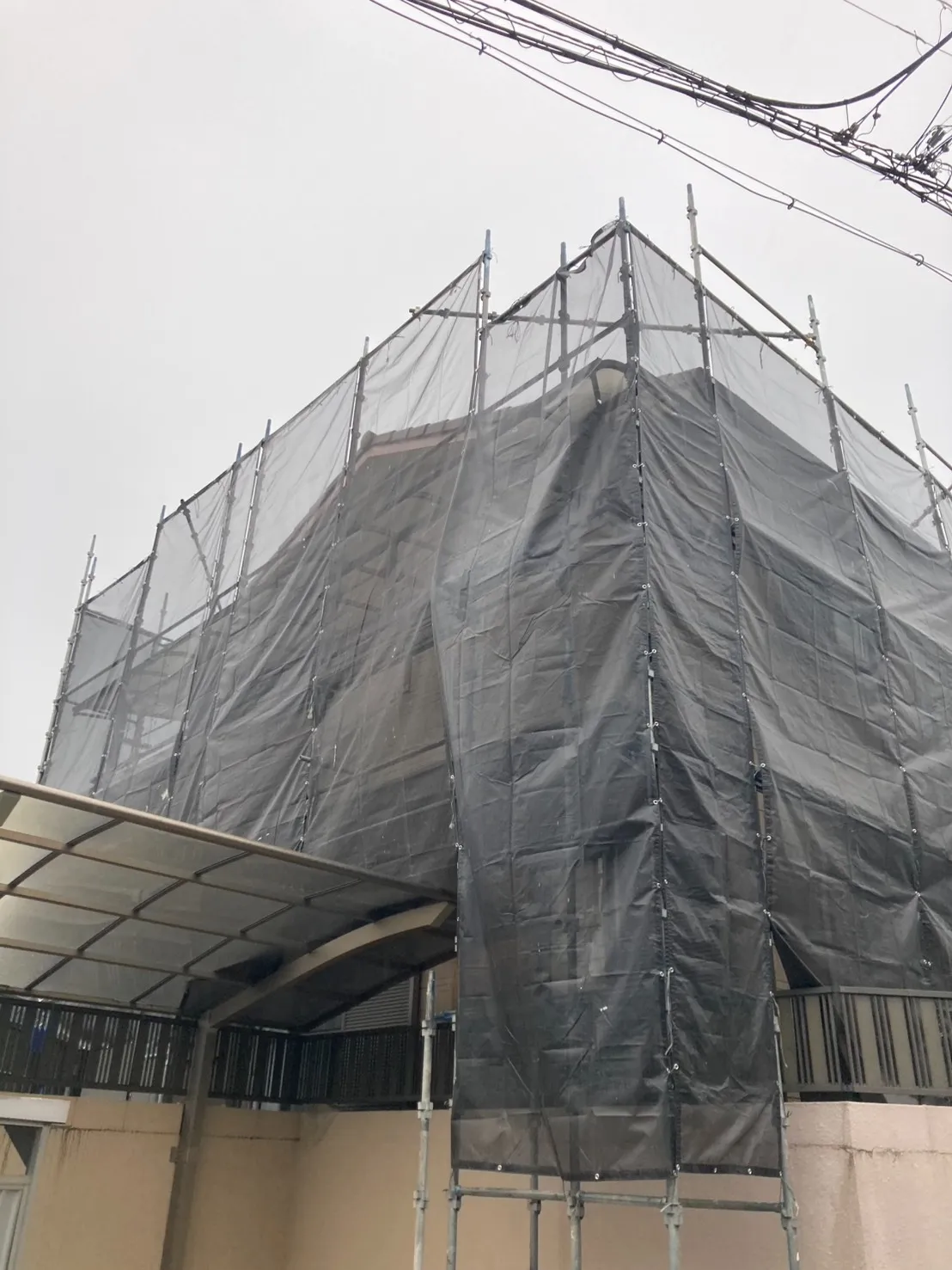 大阪府吹田市で外壁フル塗装の足場着工しました。