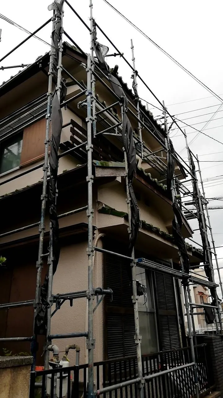 大阪府高槻市で外壁フル塗装､シーリング工事､ベランダ解体､ベランダ簡易防水工事の台風養生をしました。