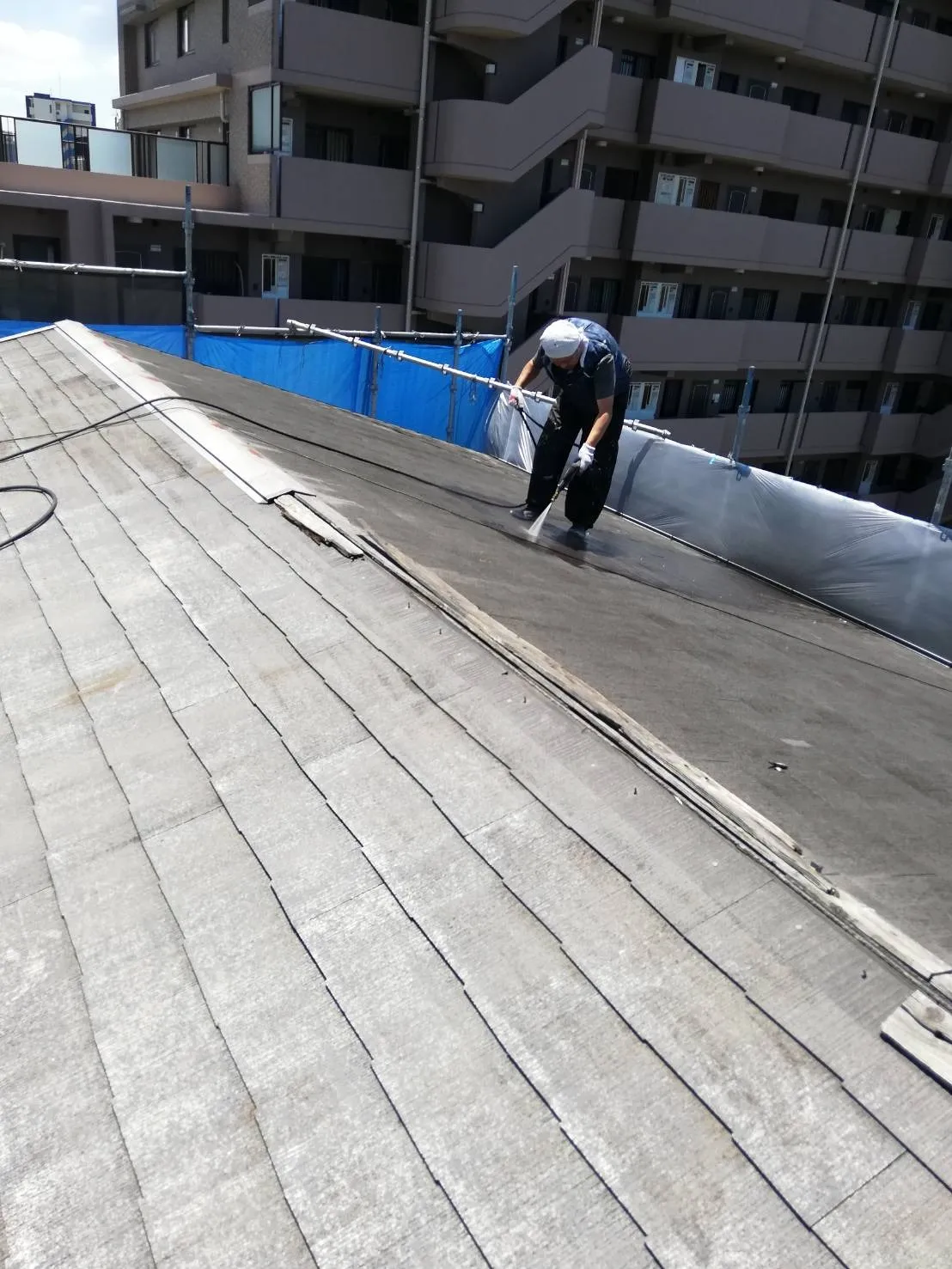 大阪府吹田市で外壁フル塗装､外壁補修､屋根補修､屋根塗装､シーリング工事､ベランダ簡易防水工事の高圧洗浄を施工しました。