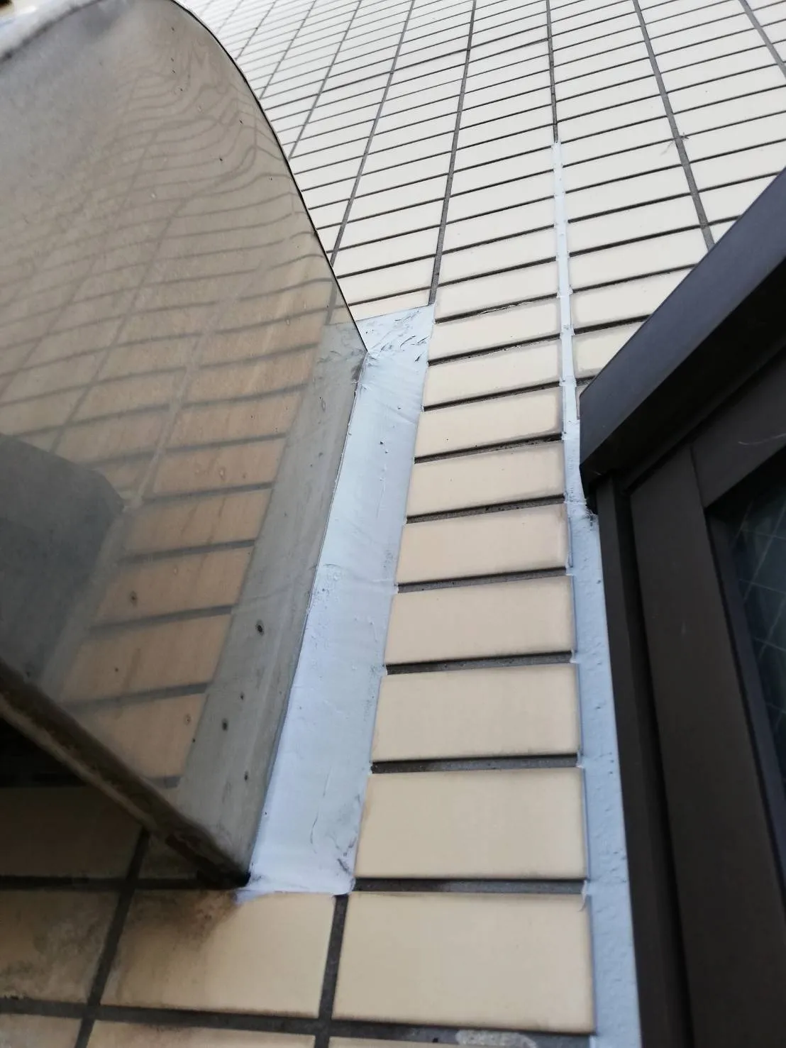 大阪府吹田市で外壁フル塗装､外壁補修､屋根補修､屋根塗装､ベランダ簡易防水工事のシーリング工事を施工しました。