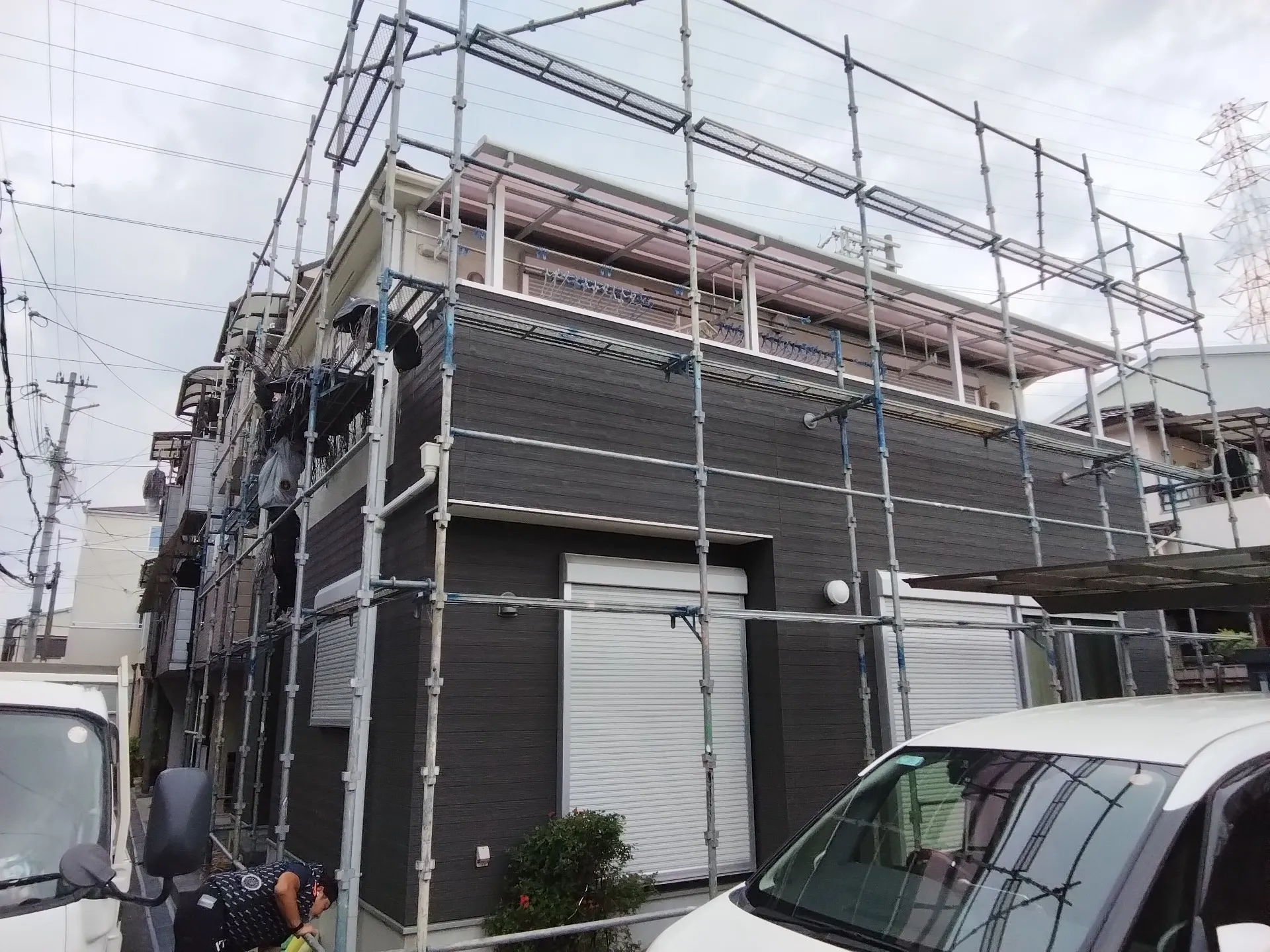 大阪府門真市で外壁フル塗装､屋根塗装､シーリング工事､ベランダ簡易防水工事の足場着工しました。
