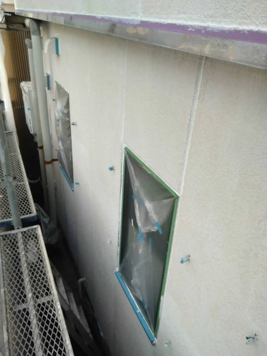 大阪府吹田市で外壁部分塗装､外壁補修､屋根補修､屋根塗装､シーリング工事､ベランダ簡易防水工事の下塗り､軒天塗装､エアコン脱却を施工しました。