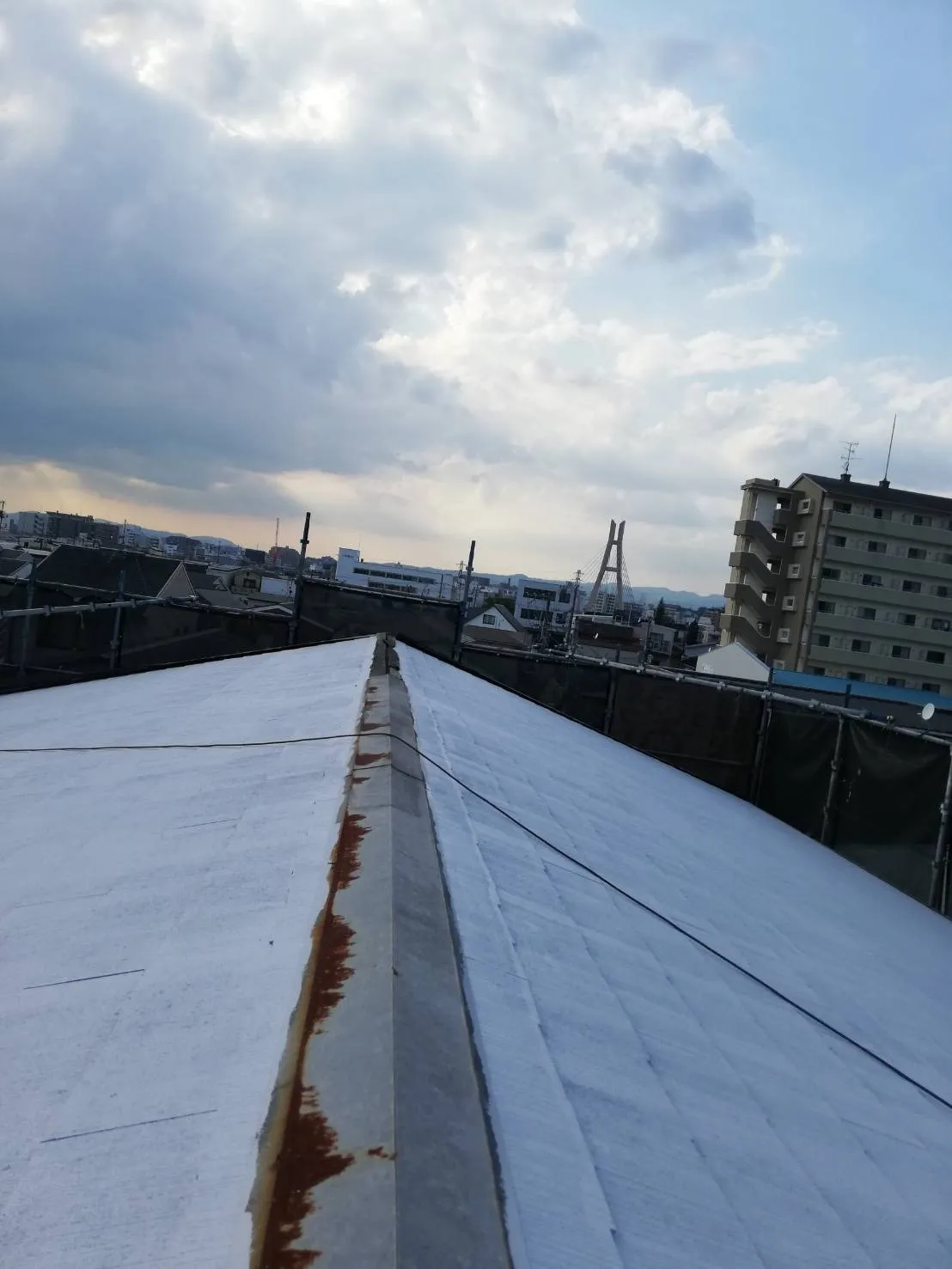 大阪府吹田市で外壁部分塗装、外壁補修、屋根補修、屋根塗装、シーリング工事、エアコン脱却工事、ベランダ簡易防水工事の屋根塗装を施工しました。