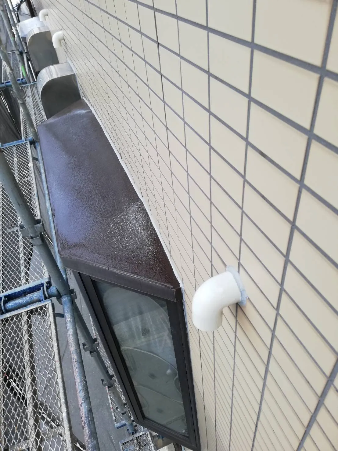 大阪府吹田市で外壁部分塗装、外壁補修、屋根補修、屋根塗装、シーリング工事、ベランダ簡易防水工事の内、OP 塗装を施工しました。