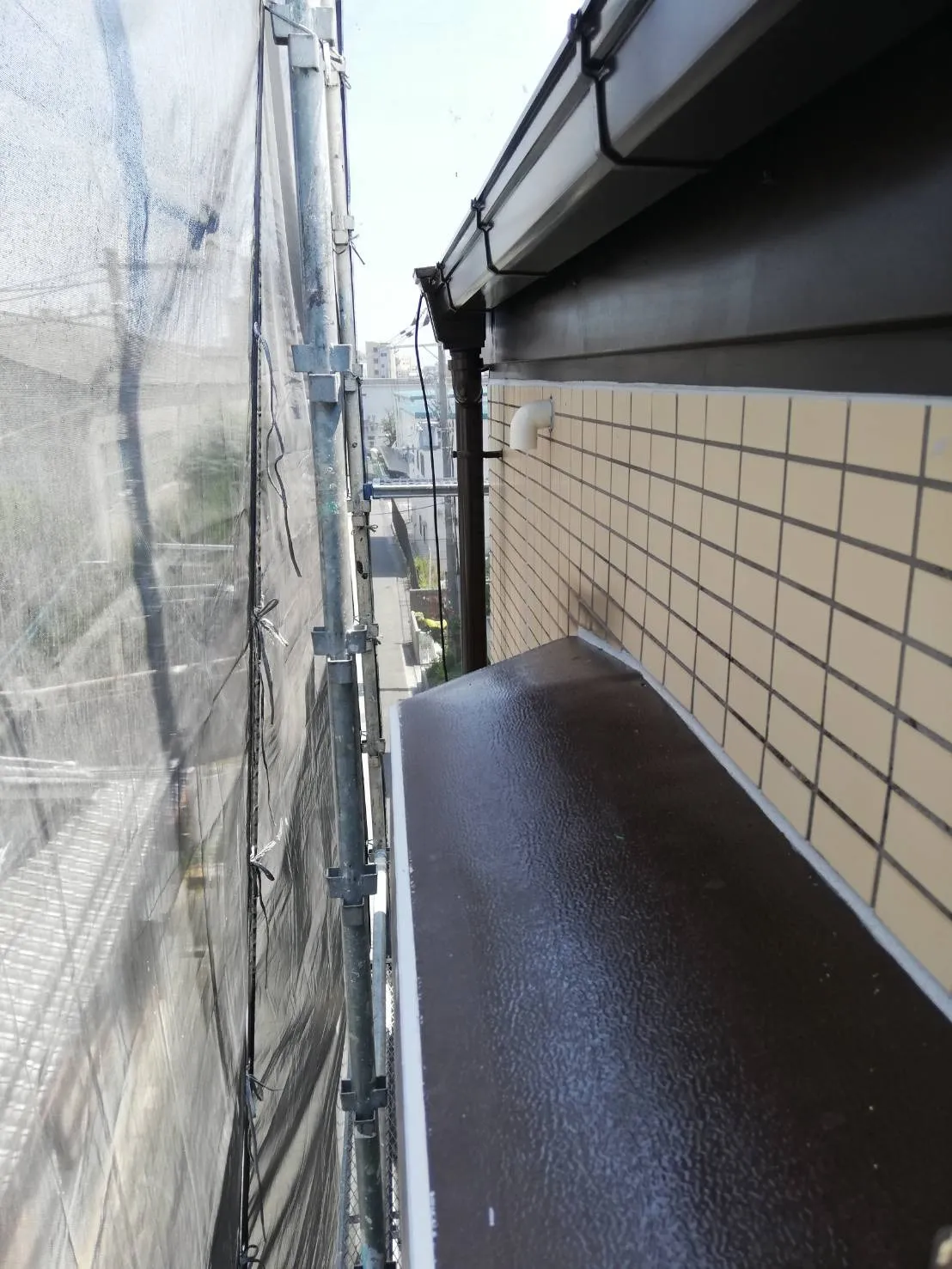 大阪府吹田市で外壁部分塗装､外壁補修､屋根補修､屋根塗装､シーリング工事､ベランダ簡易防水工事を完工しました。