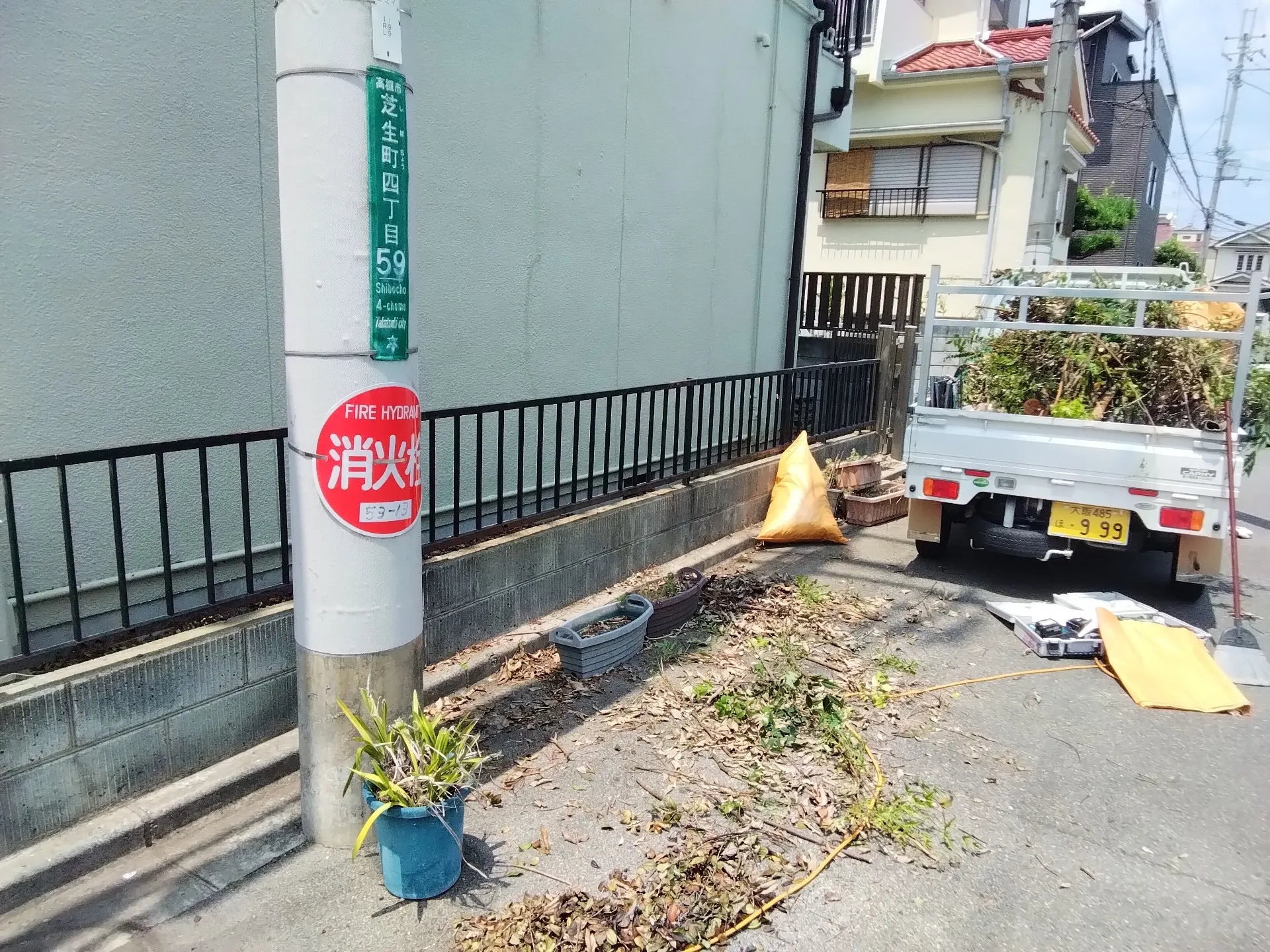 大阪府高槻市でこれから外壁3面塗装､ベランダ簡易防水工事の前に横庭整備と防虫作業をしました。