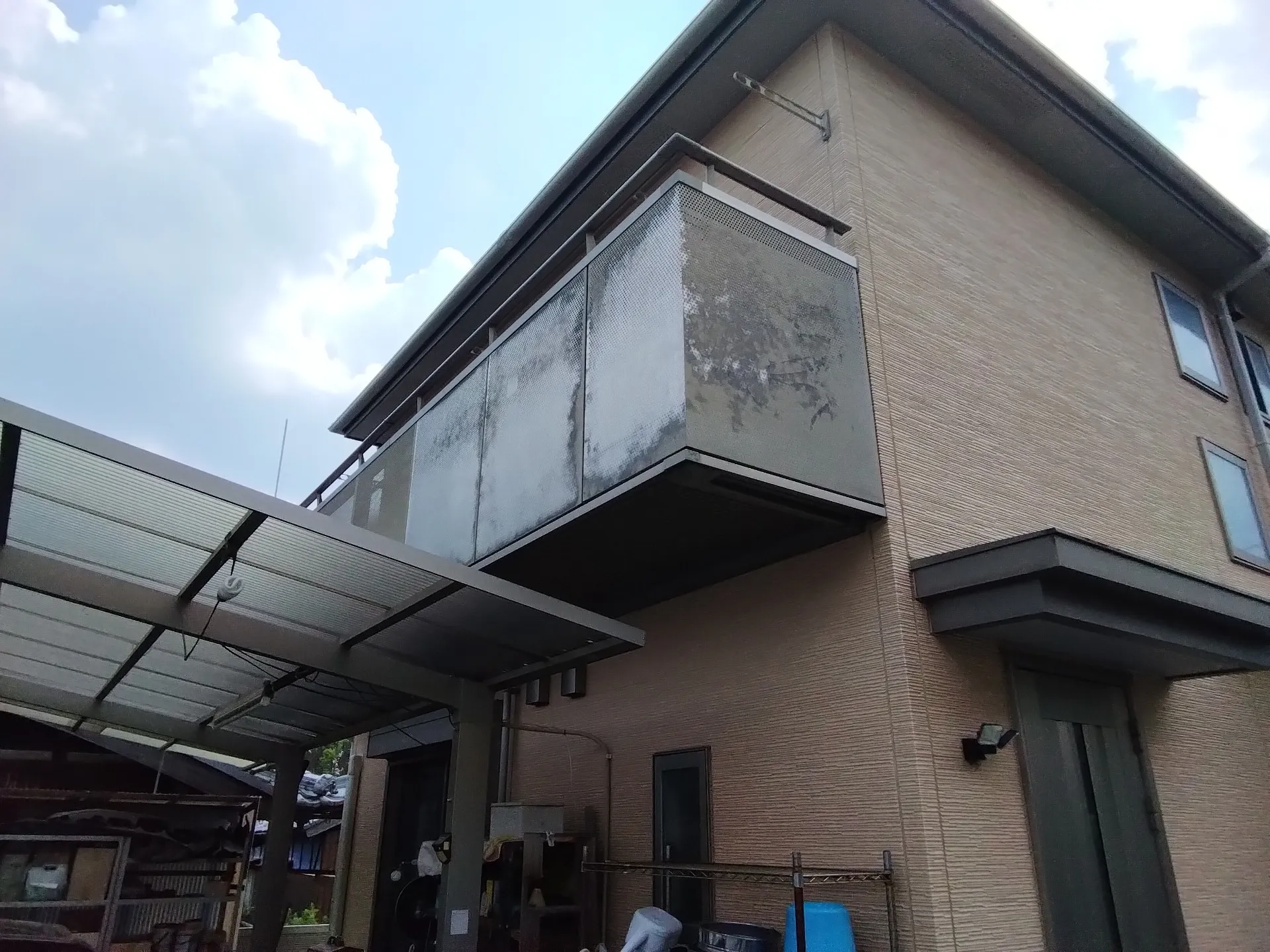 大阪府茨木市に外壁フル塗装､屋根塗装､シーリング工事､ベランダ簡易防水､浪板交換､外塀補修､トユ補修の現地調査に行きました。