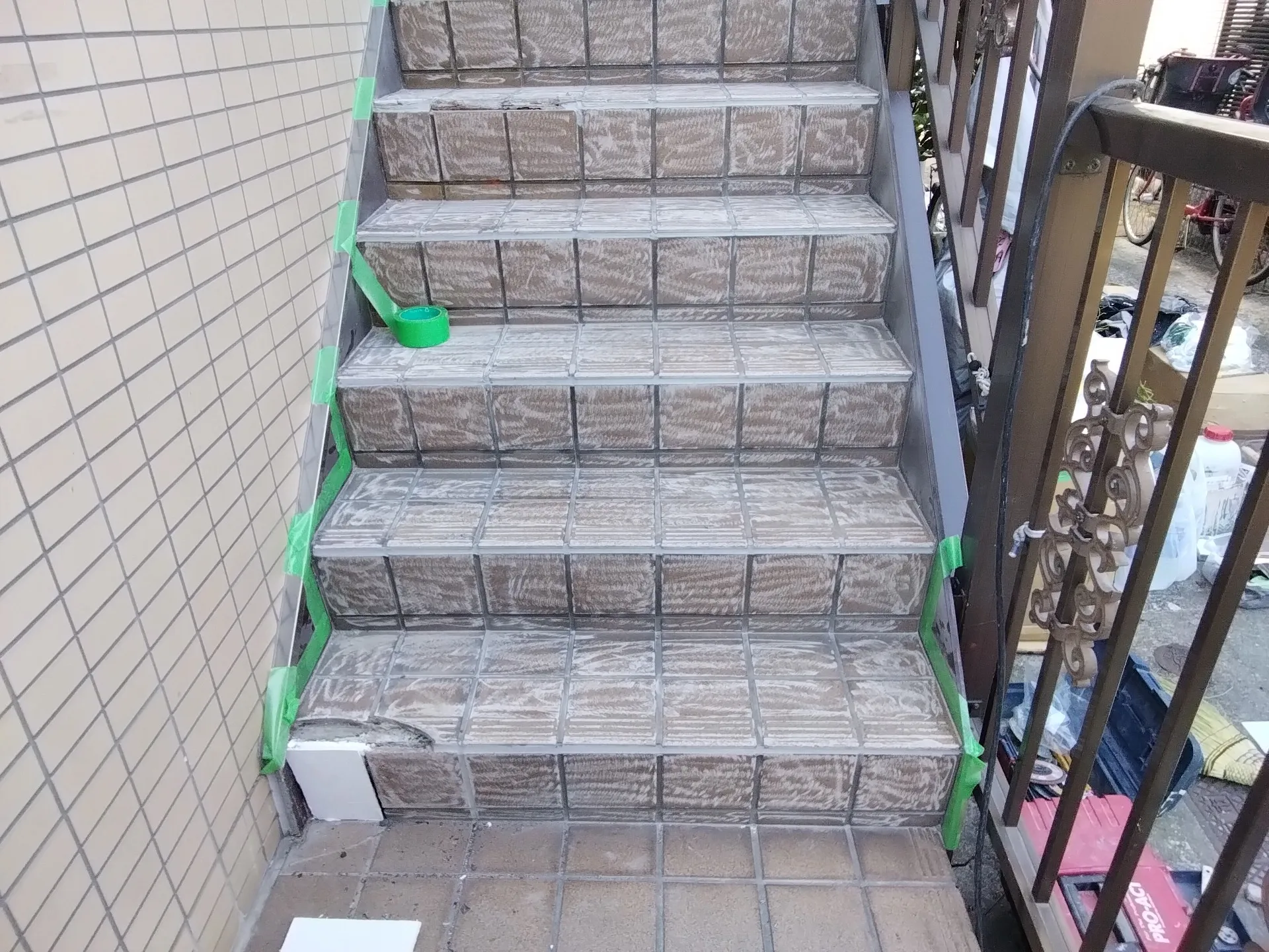 大阪府吹田市で階段をFRP 防水を施工しました。