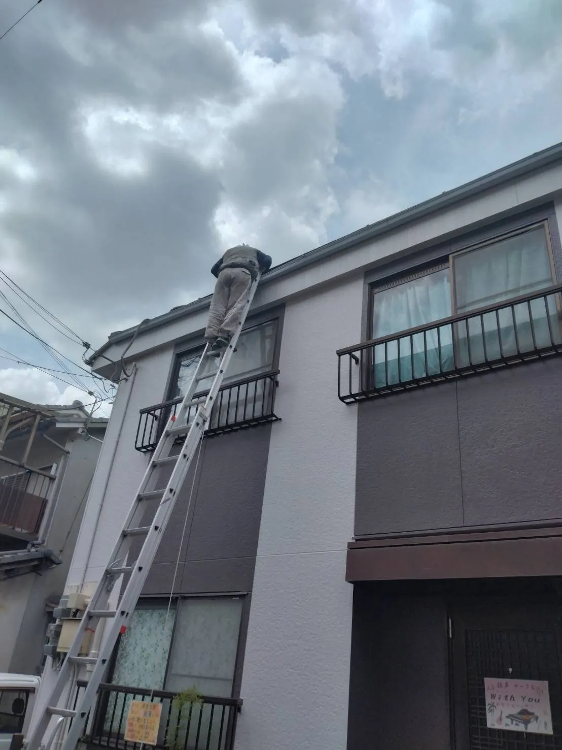 大阪府茨木市で屋根塗装の高圧洗浄を施工しました。
