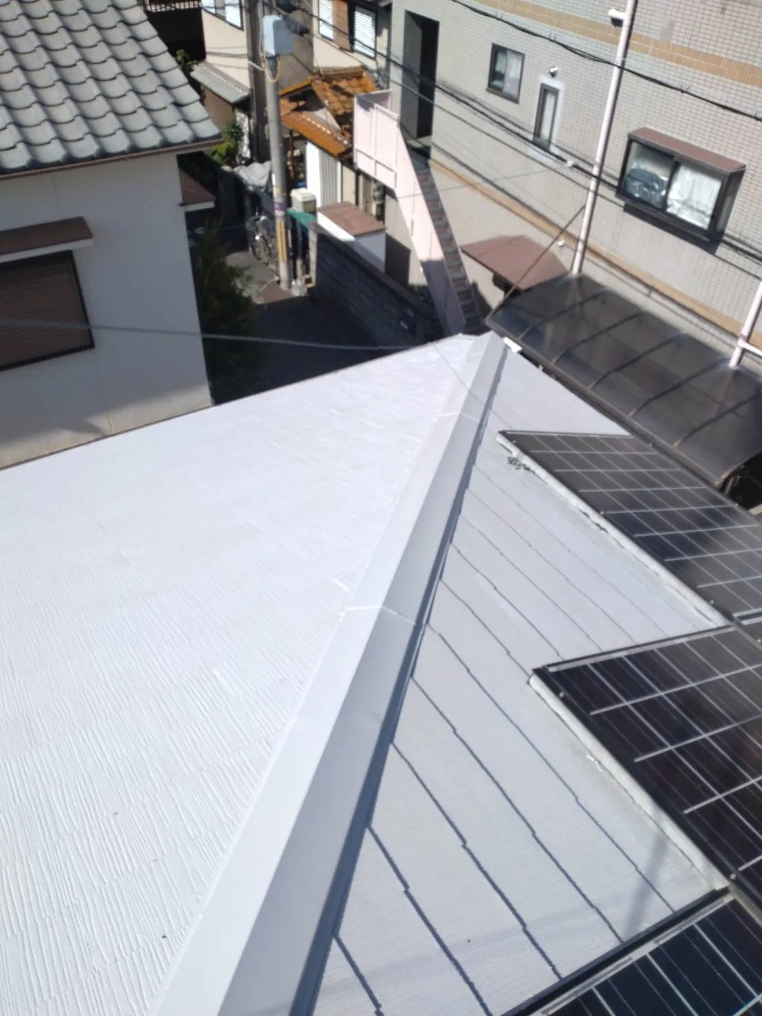 大阪府茨木市で屋根塗装工事の下塗､中塗を施工しました。