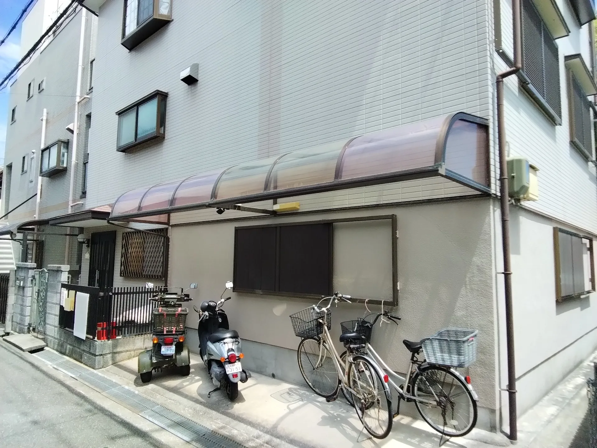 大阪府茨木市に外壁フル塗装､屋根塗装､シーリング工事､ベランダ簡易防水工事のお見積に行きました。
