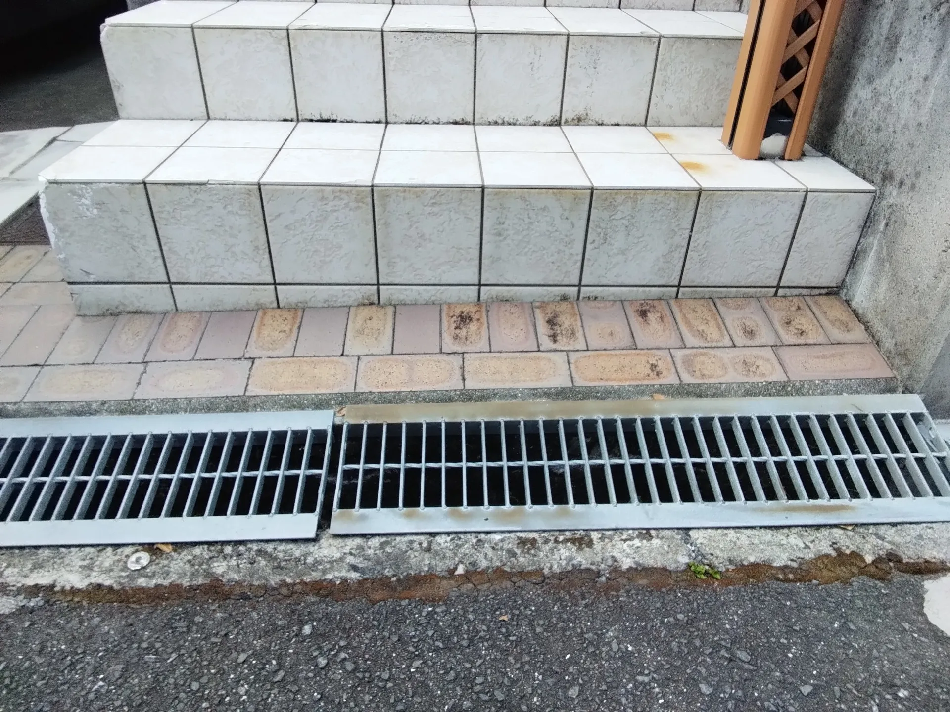 大阪府高槻市に玄関前のタイル張り替えの現地調査に行きました。