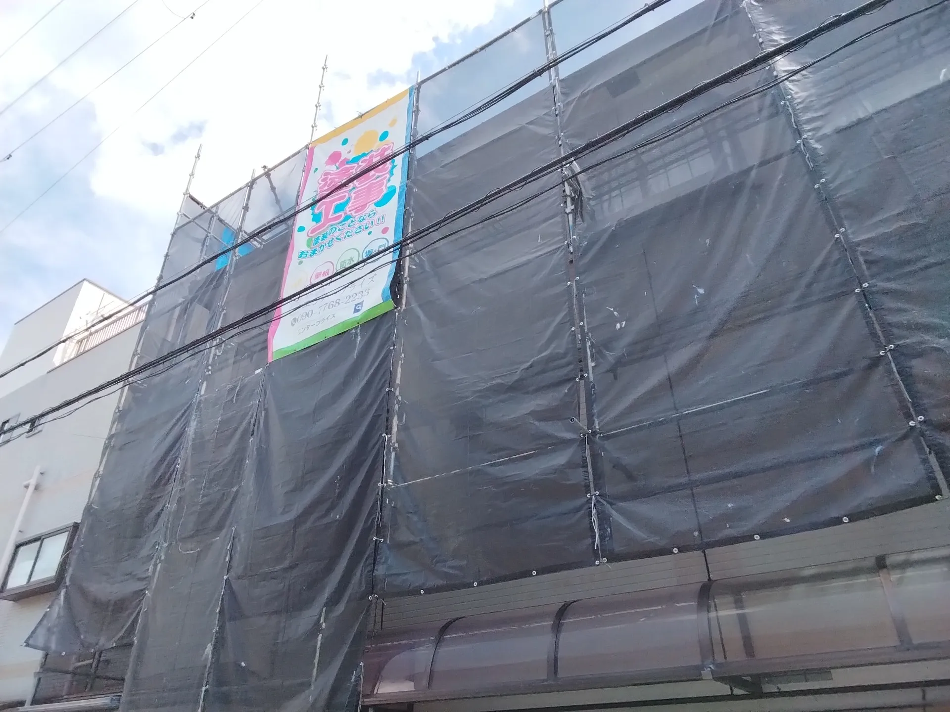 大阪府茨木市で外壁フル塗装､屋根塗装､シーリング工事､ベランダ簡易防水工事の下地処理､養生を施工しました。
