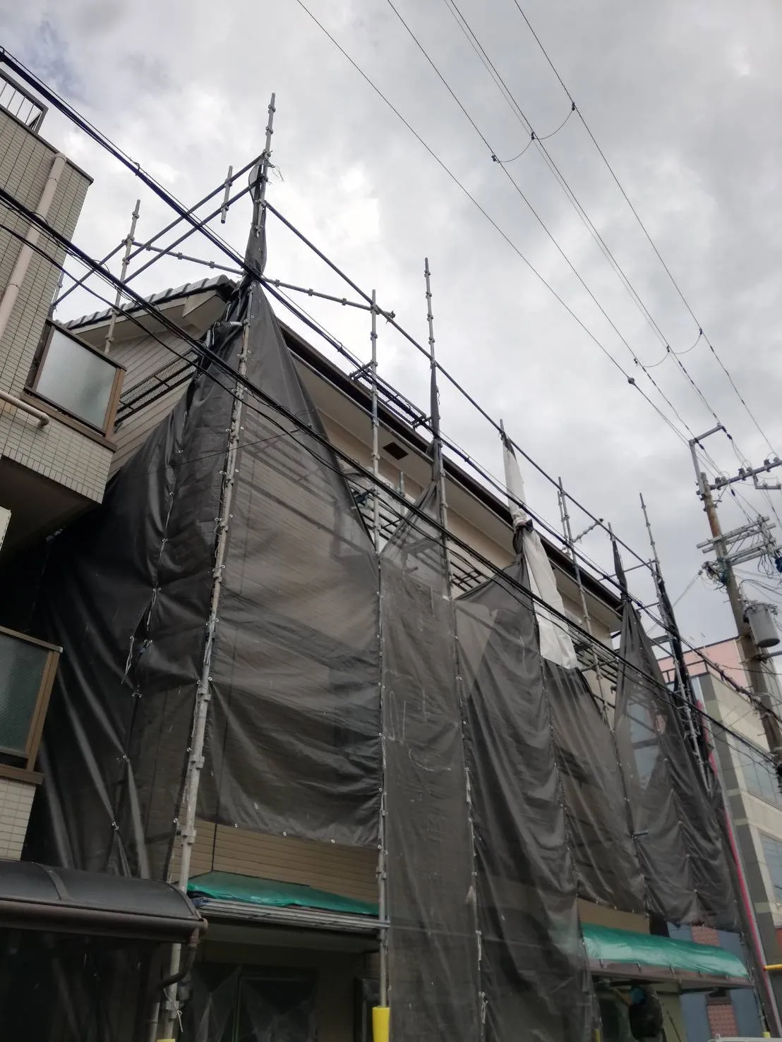 大阪府茨木市で外壁フル塗装、屋根塗装、シーリング工事、ベランダ簡易防水工事中、台風養生をしました。