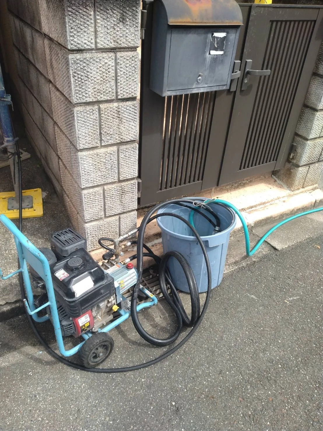 大阪府大東市で外壁フル塗装、シーリング工事、ベランダ簡易防水工事の高圧洗浄を施工しました。