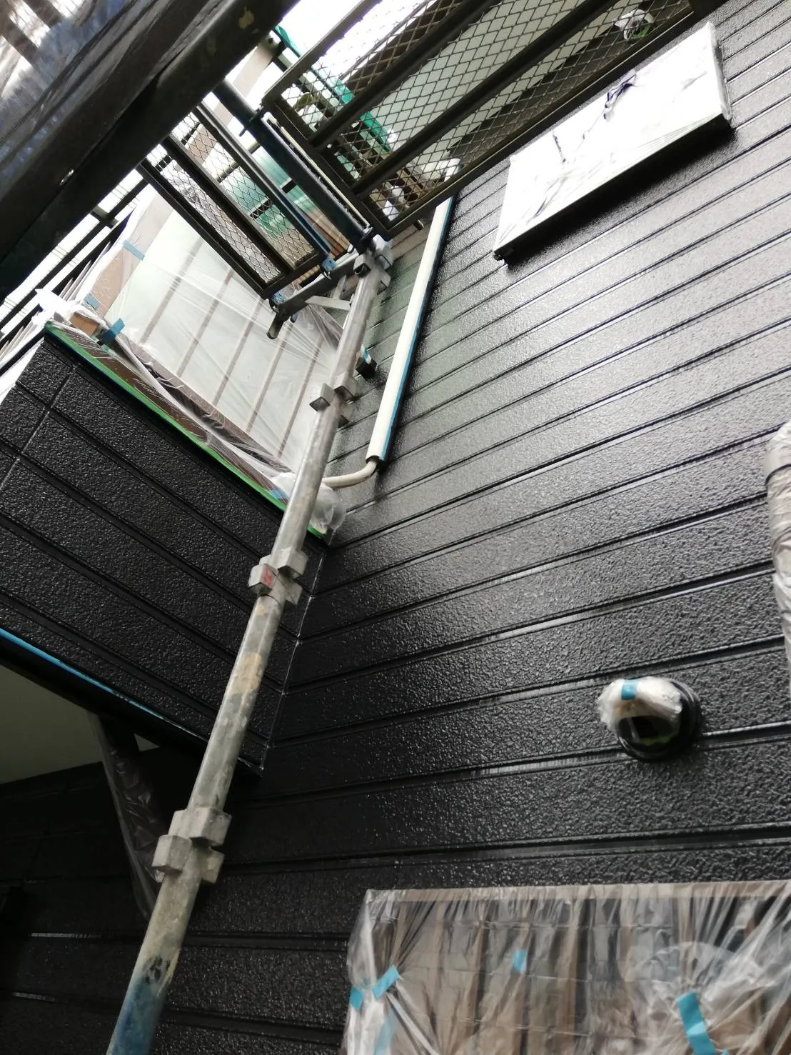 大阪府茨木市で外壁フル塗装､屋根塗装､シーリング工事､ベランダ簡易防水工事の外壁フル塗装の上塗りを施工しました。