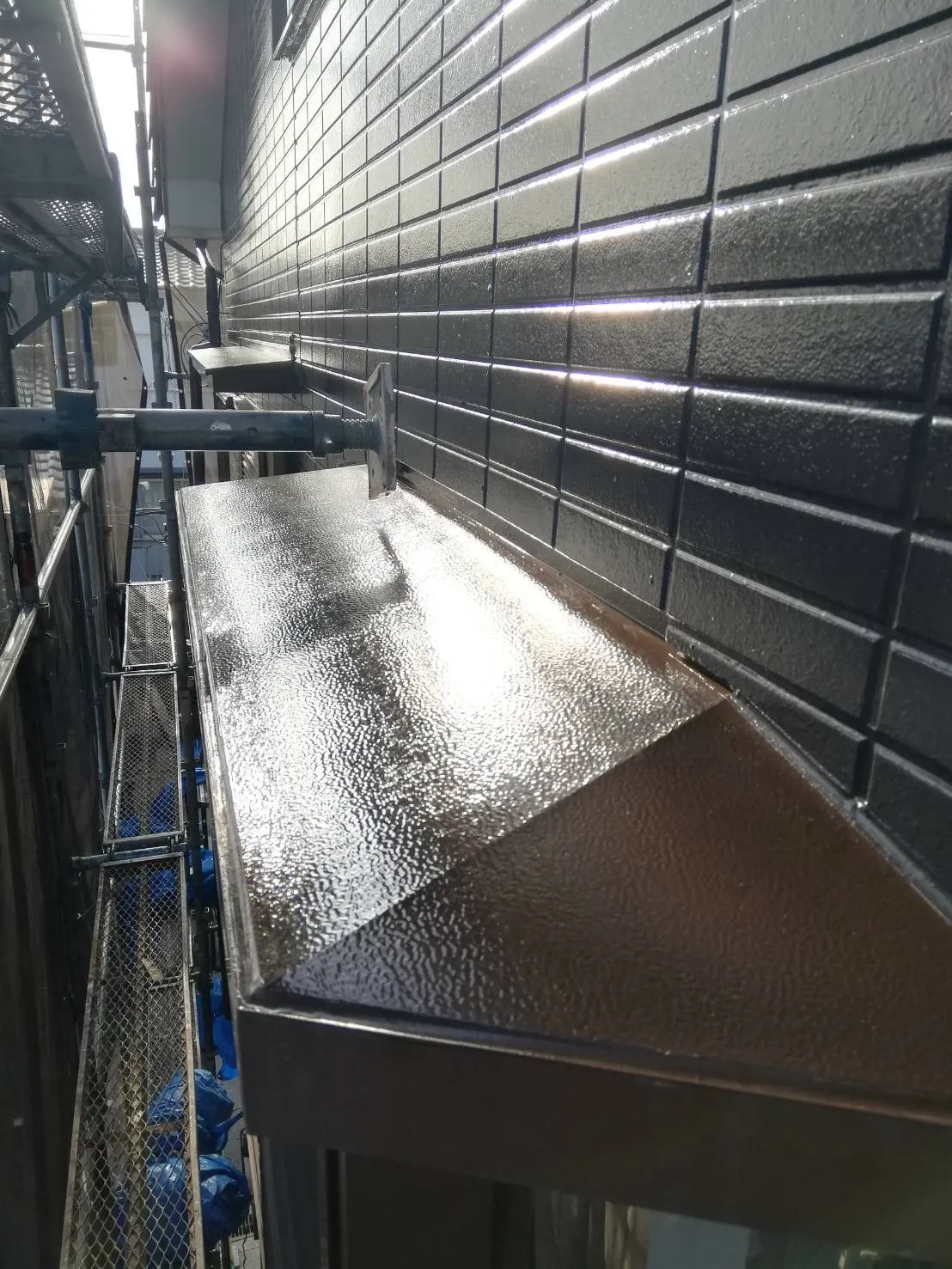 大阪府茨木市で外壁フル塗装、屋根塗装、シーリング工事、ベランダ簡易防水工事のOP 塗装を施工しました。