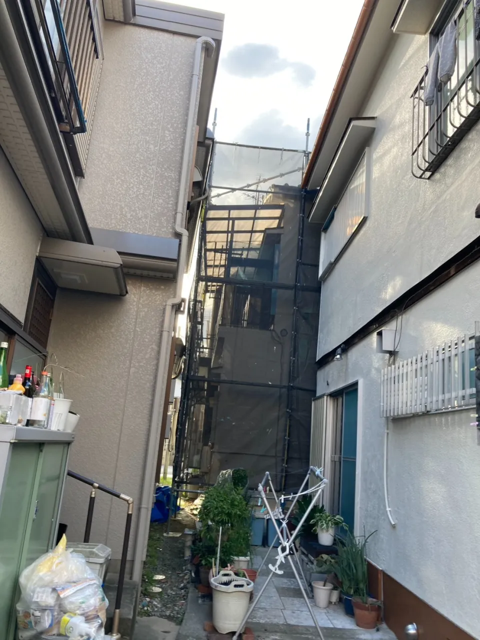 大阪府大東市で外壁フル塗装､シーリング工事､ベランダ簡易防水工事の足場着工しました。