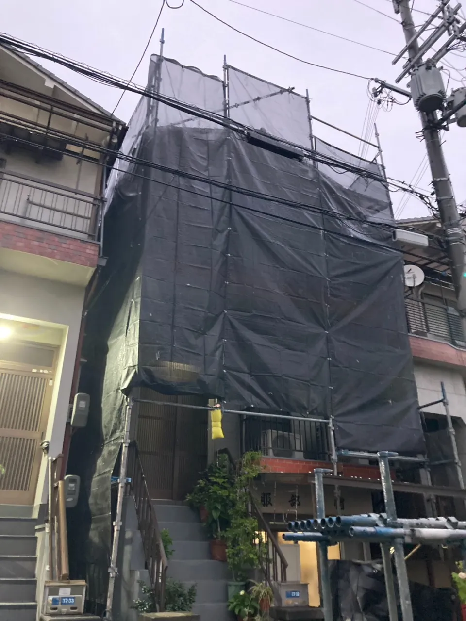 大阪府大東市で外壁フル塗装､シーリング工事､ベランダ簡易防水工事の足場着工しました。