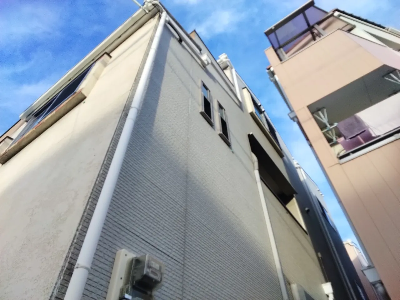 大阪府大東市に外壁フル塗装､屋根塗装､シーリング工事､ベランダ簡易防水工事の現地調査に行きました。