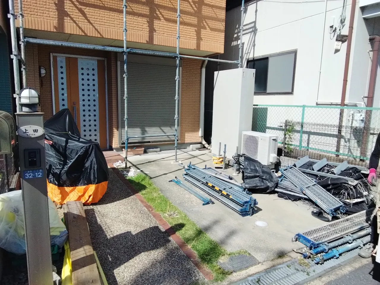 大阪府摂津市で外壁フル塗装､屋根塗装､シーリング工事､ベランダ簡易防水工事の足場着工しました。