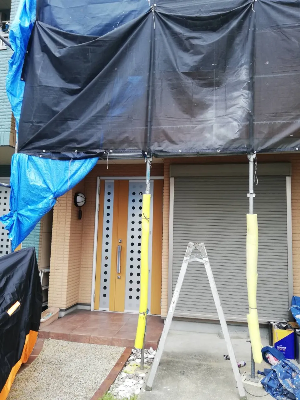大阪府摂津市で外壁フル塗装､屋根塗装､シーリング工事､ベランダ簡易防水工事の下地処理､シーリング工事を施工しました。