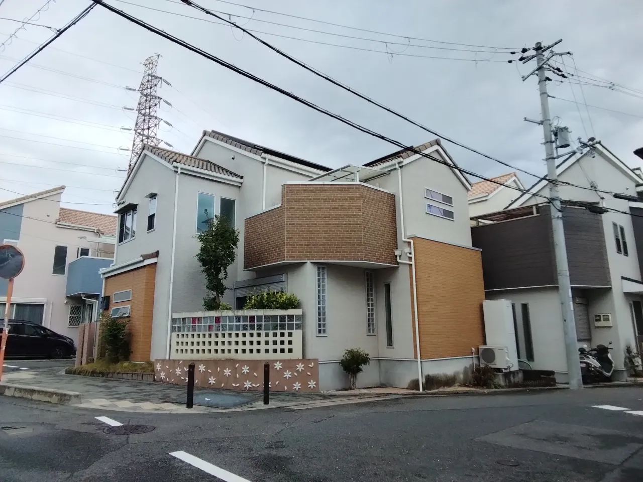 大阪府茨木市で外壁フル塗装、屋根補修、シーリング工事、ベランダ簡易防水工事のご契約をして頂きました。