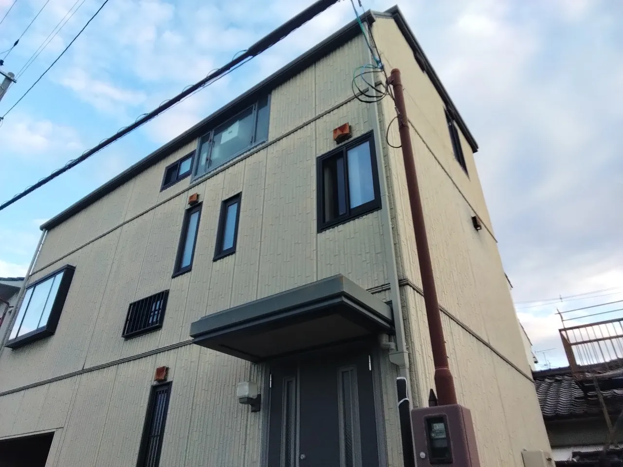 大阪府大東市に外壁フル塗装､屋根塗装､シーリング工事の現地調査に行きました。