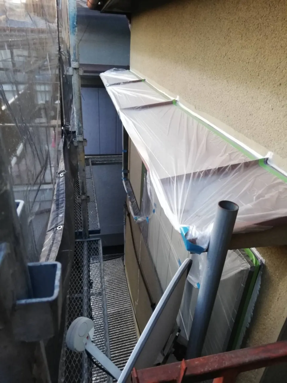 大阪府門真市で外壁フル塗装､シーリング工事､ベランダ簡易防水工事の下地処理を施工しました。